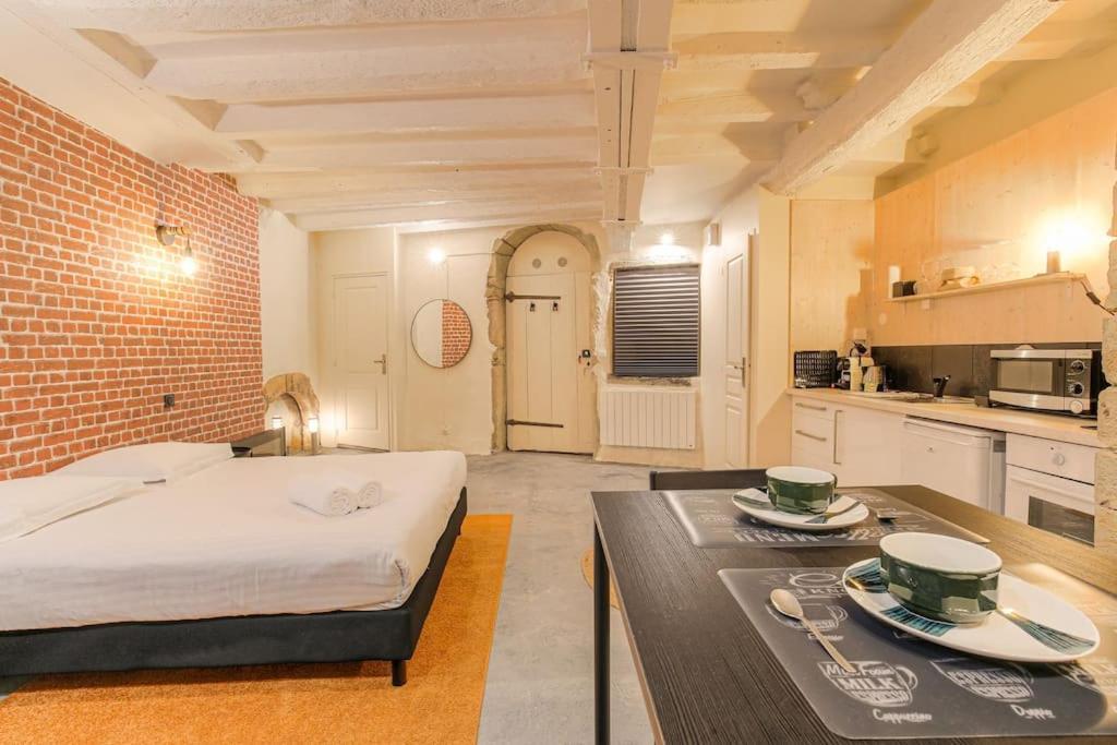 Industrial-Style Studio With Bathtub, Vieux-ליון מראה חיצוני תמונה