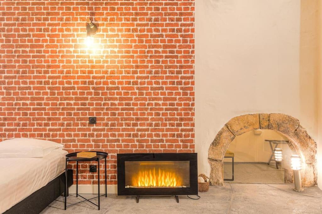Industrial-Style Studio With Bathtub, Vieux-ליון מראה חיצוני תמונה