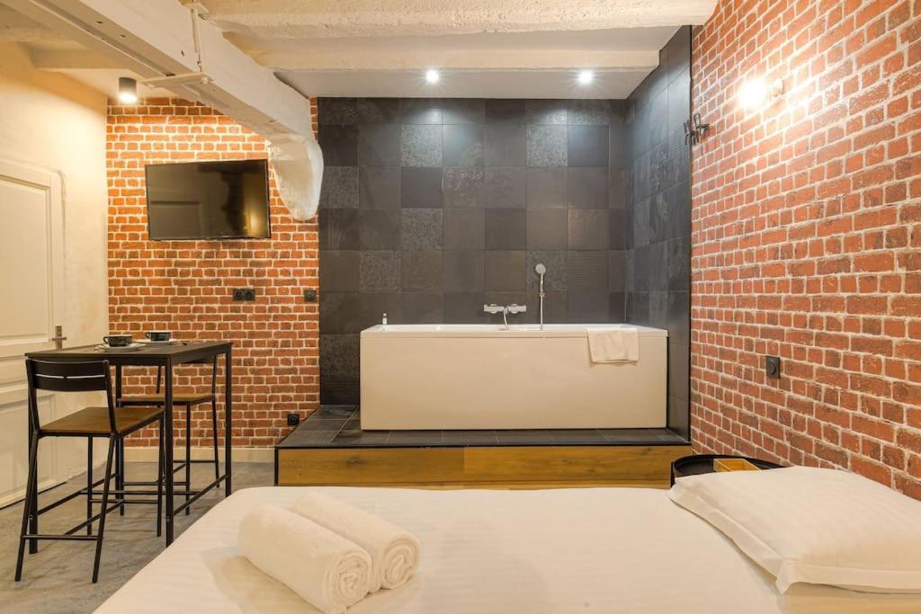 Industrial-Style Studio With Bathtub, Vieux-ליון מראה חיצוני תמונה