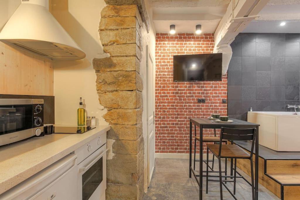 Industrial-Style Studio With Bathtub, Vieux-ליון מראה חיצוני תמונה