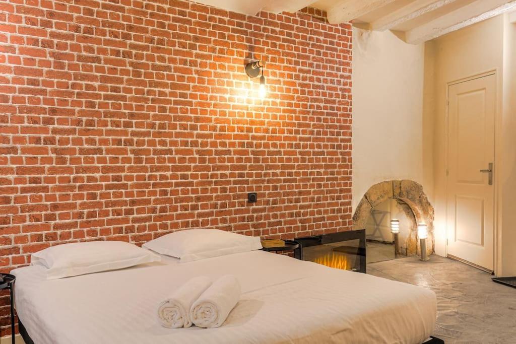 Industrial-Style Studio With Bathtub, Vieux-ליון מראה חיצוני תמונה