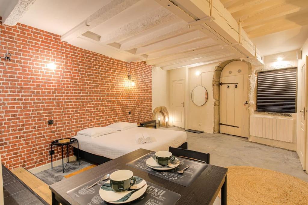 Industrial-Style Studio With Bathtub, Vieux-ליון מראה חיצוני תמונה