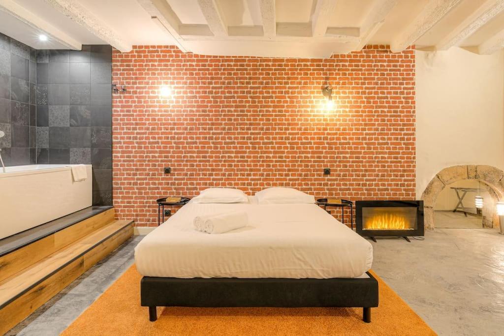 Industrial-Style Studio With Bathtub, Vieux-ליון מראה חיצוני תמונה