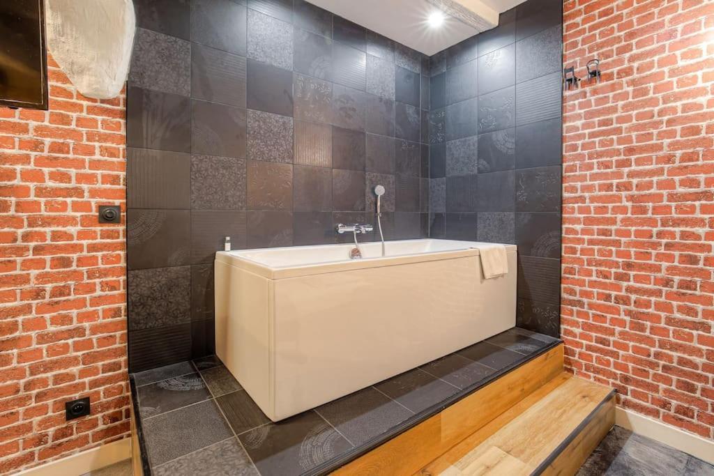 Industrial-Style Studio With Bathtub, Vieux-ליון מראה חיצוני תמונה
