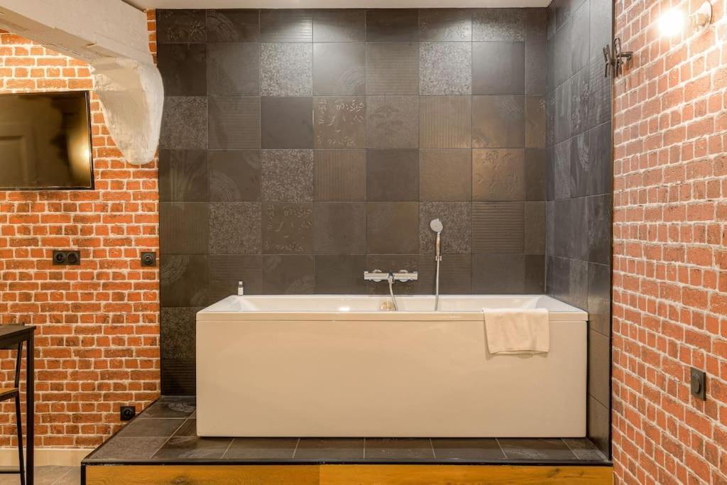 Industrial-Style Studio With Bathtub, Vieux-ליון מראה חיצוני תמונה